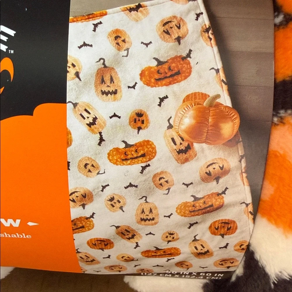 HYDE & EEK Boutique Pumpkin & Bat Plush Throw / Blanket